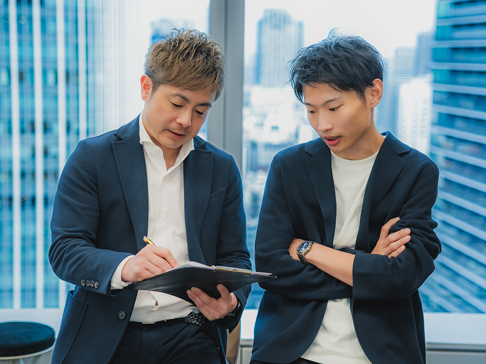 オフィスで握手をするビジネスマン